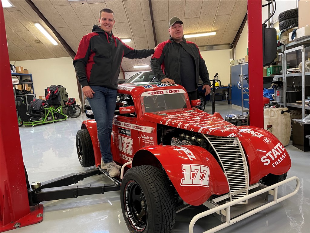 Niklas med sin tro mekker - Mathias - som igen er med i 2021.
(Foto: Racing Team Næsbjerg Gulve)